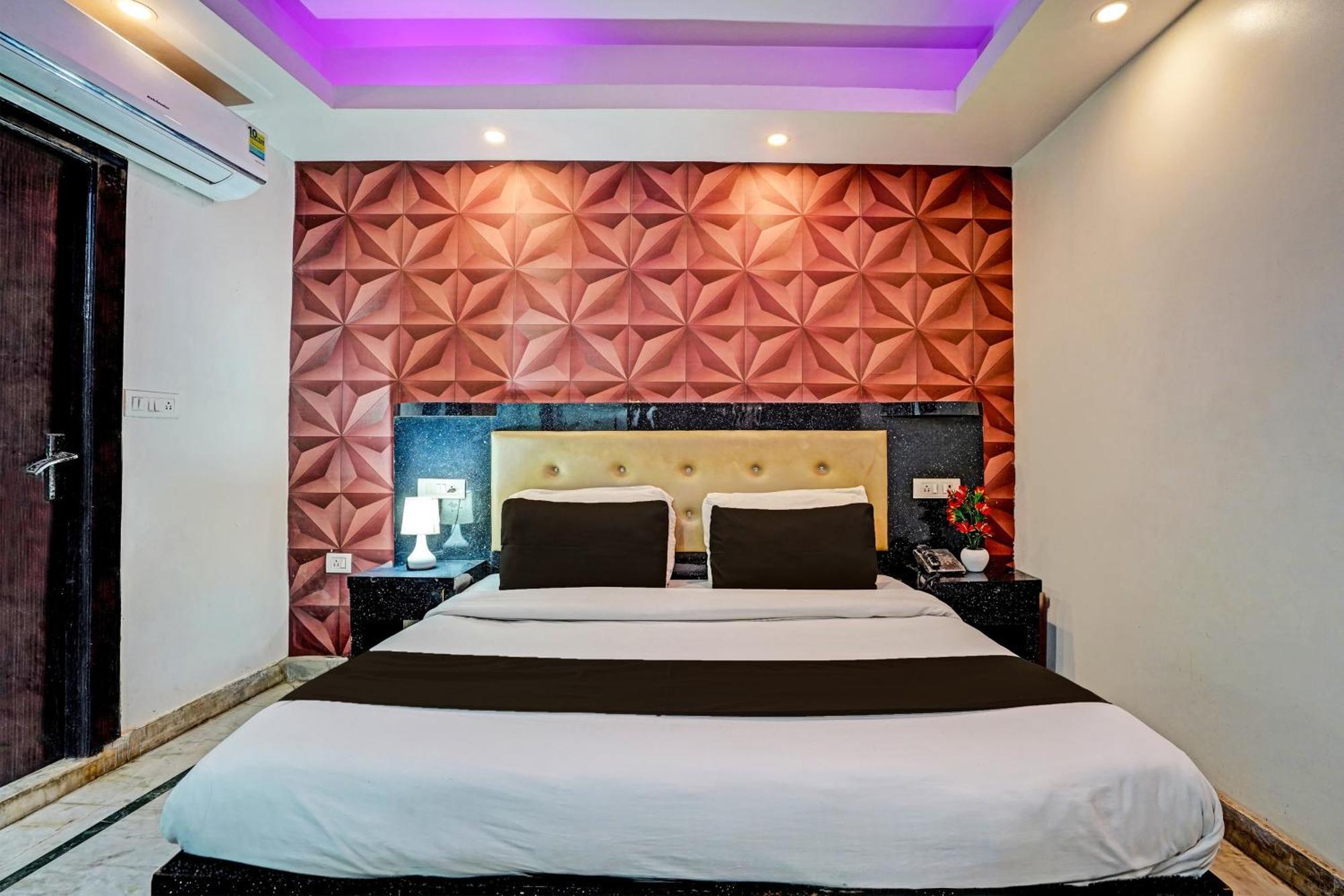 Collection O Noida Saffron Hotel Exterior photo