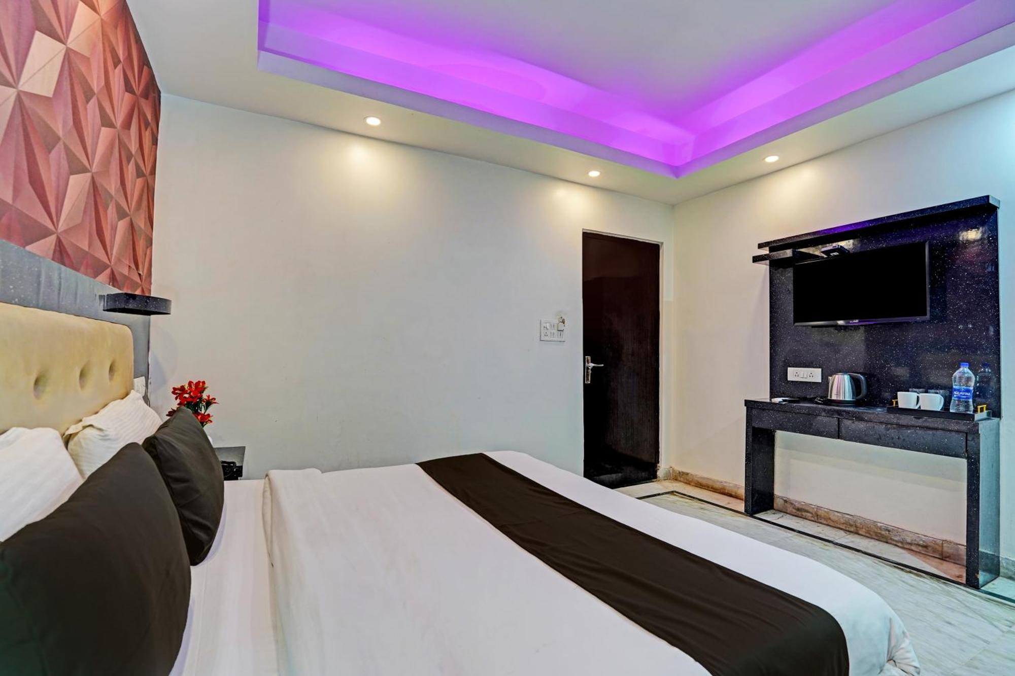 Collection O Noida Saffron Hotel Exterior photo