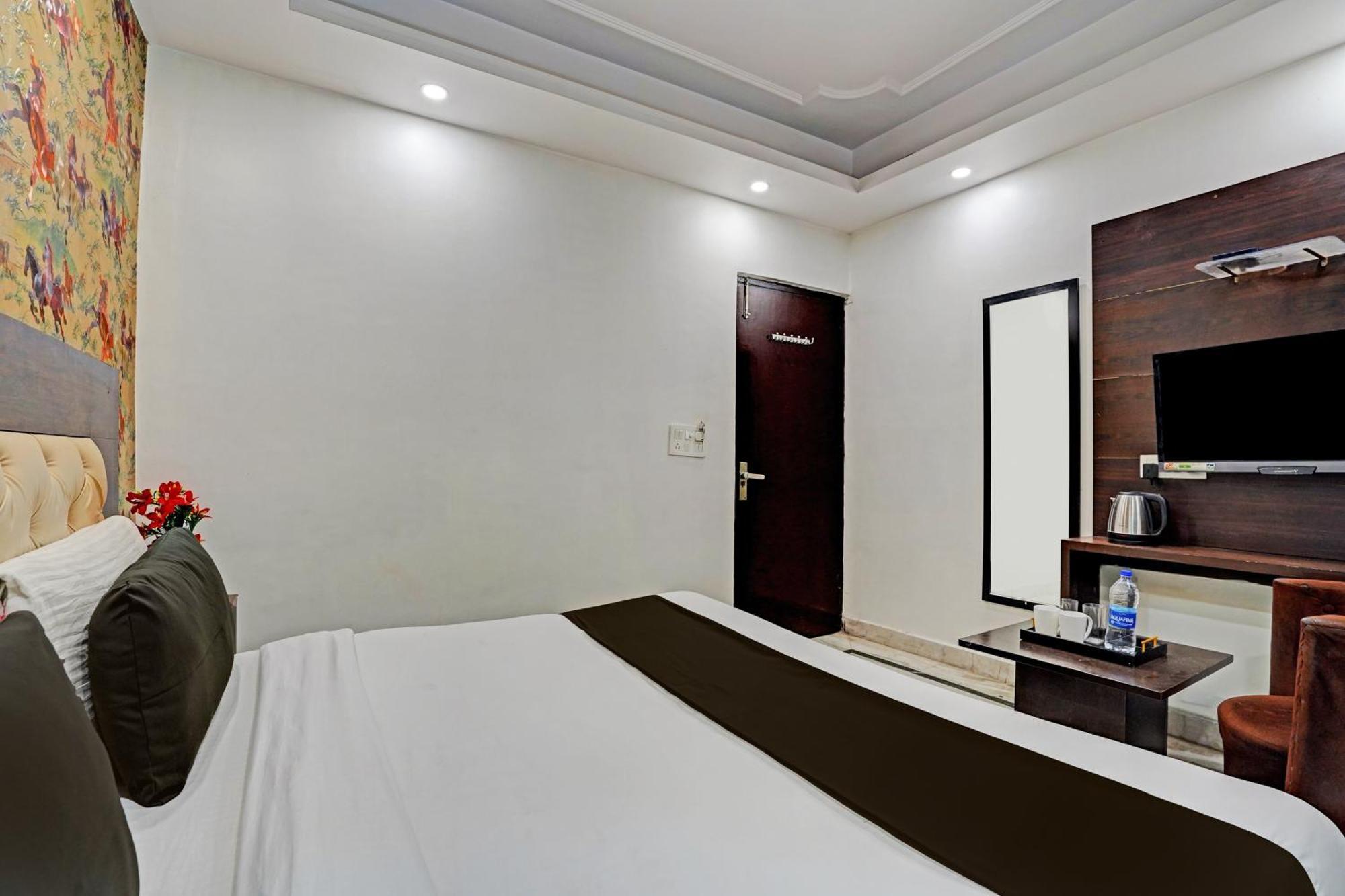 Collection O Noida Saffron Hotel Exterior photo