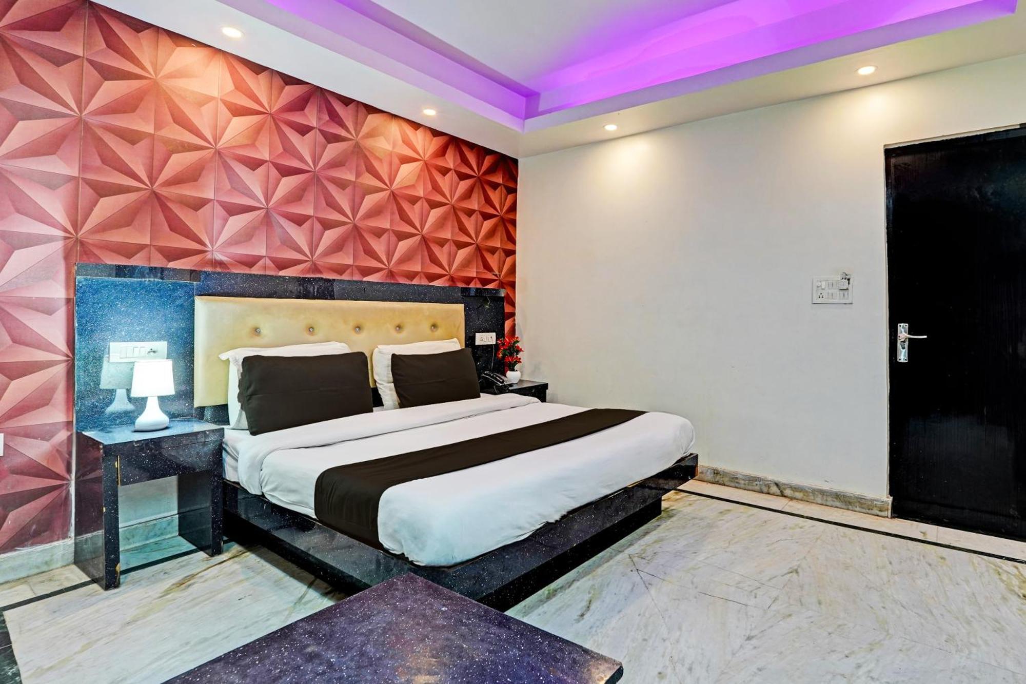 Collection O Noida Saffron Hotel Exterior photo